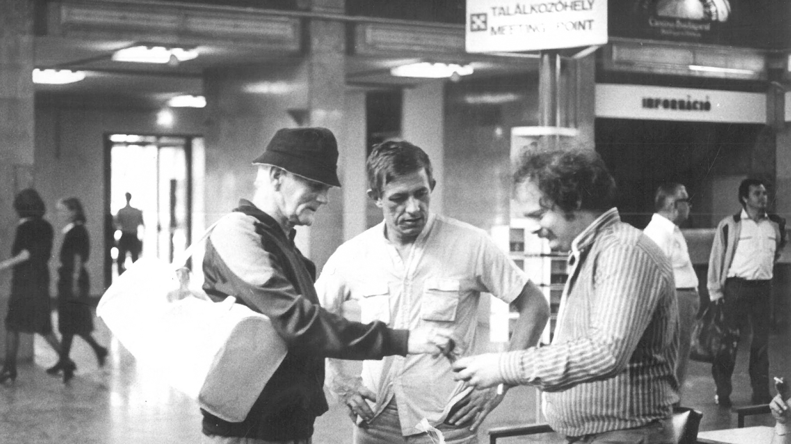 Ketten egy páston: Múltidéző fényképek, rejtett narratívák